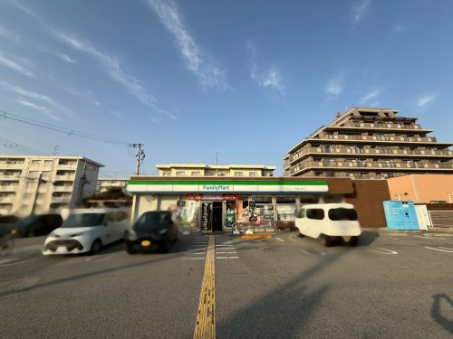 【コンビニエンスストア】ファミリーマート　伊丹緑ヶ丘店まで172ｍ