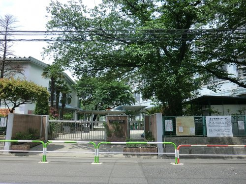 【小学校】世田谷区立三軒茶屋小学校まで147ｍ