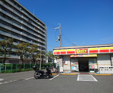 【コンビニエンスストア】デイリーヤマザキ　東大阪柏田店まで726ｍ