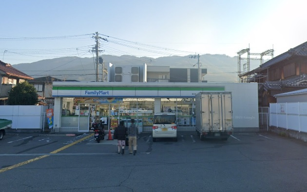 【コンビニエンスストア】ファミリーマート曙川東一丁目店まで400ｍ
