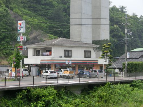 【コンビニエンスストア】セブンイレブン　広島下河内南店まで1303ｍ