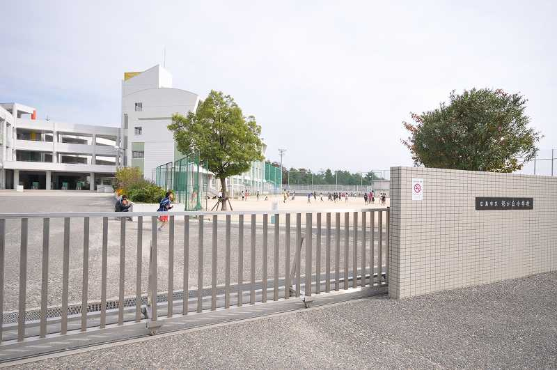 【小学校】彩が丘小学校まで909ｍ