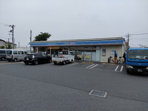 【コンビニエンスストア】ローソン　八潮西袋店まで689ｍ