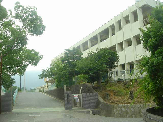 【中学校】昭和中学校まで853ｍ