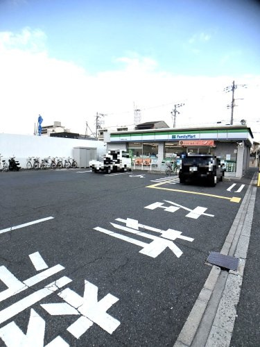 【コンビニエンスストア】ファミリーマート　長居東三丁目店まで315ｍ