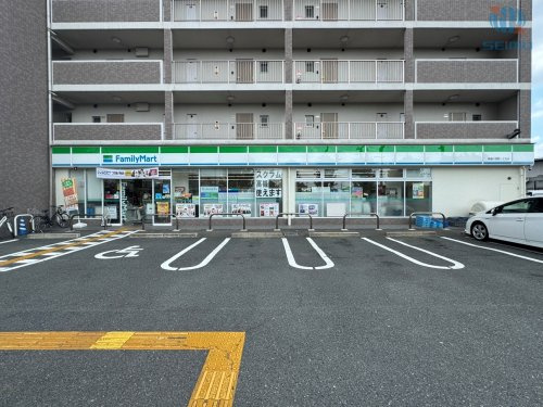 【コンビニエンスストア】ファミリーマート　高槻川西町一丁目店まで564ｍ
