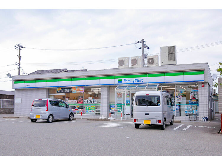 【コンビニエンスストア】ファミリーマート金沢粟崎店まで246ｍ