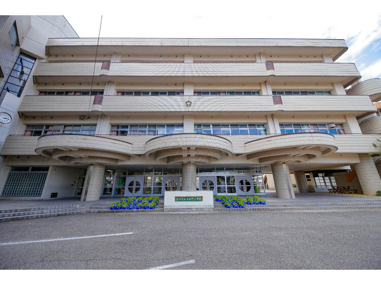 【小学校】長田町小学校まで585ｍ