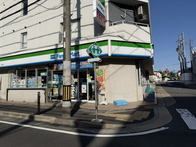 【コンビニエンスストア】ファミリーマート　大坪店まで831ｍ