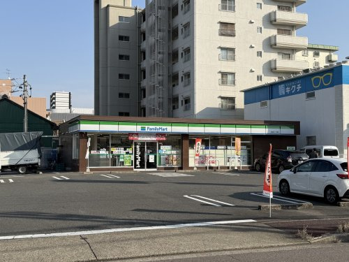 【コンビニエンスストア】ファミリーマート　鳥見町二丁目店まで262ｍ