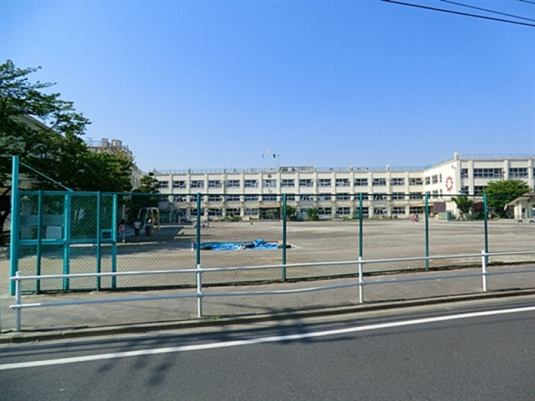 【小学校】足立区立伊興小学校まで447ｍ