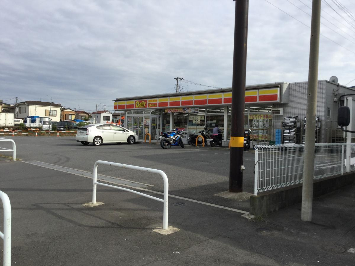 【コンビニエンスストア】デイリーヤマザキ　足立西伊興2丁目店まで214ｍ