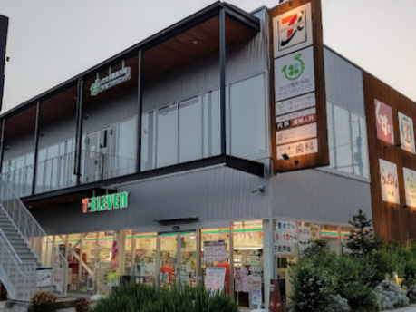 【コンビニエンスストア】セブンイレブン　ハートイン西宮松山町店まで810ｍ