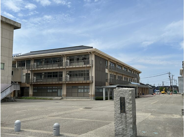 【中学校】砺波市立出町中学校まで2700ｍ