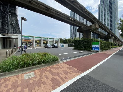 【コンビニエンスストア】ファミリーマート　港南四丁目店まで409ｍ