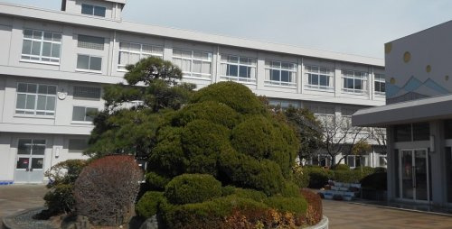 【小学校】飾磨小学校まで881ｍ