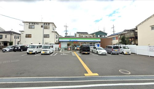 【コンビニエンスストア】ファミリーマート　東大阪日下町店まで600ｍ