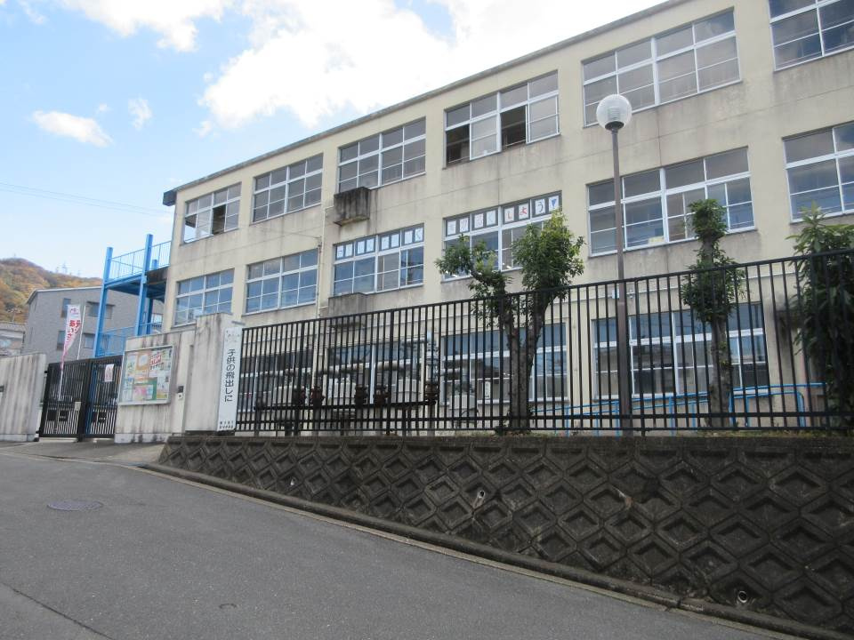 【小学校】東大阪市立孔舎衙小学校まで351ｍ
