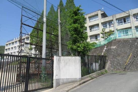 【中学校】東大阪市立孔舎衙中学校まで486ｍ