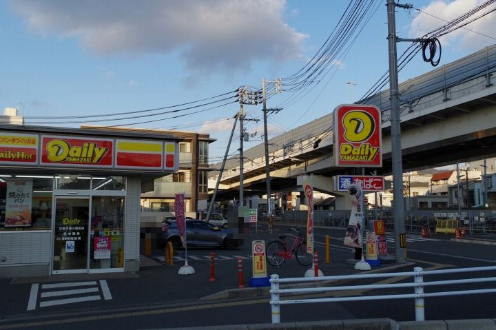 【コンビニエンスストア】デイリーヤマザキ　広島天神川駅前店まで596ｍ