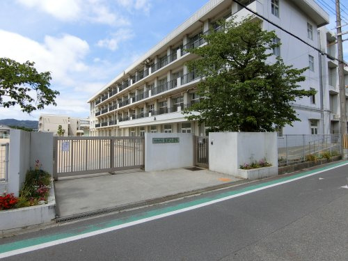 【小学校】高田小学校まで550ｍ