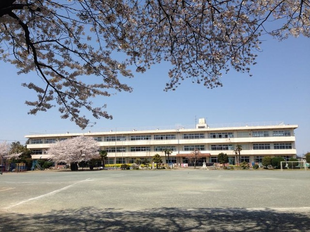 【小学校】吉見小学校まで2300ｍ