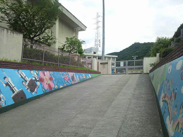 【小学校】中野東小学校まで440ｍ