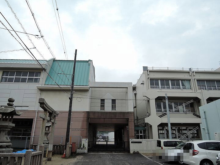 【小学校】横浜小学校まで833ｍ