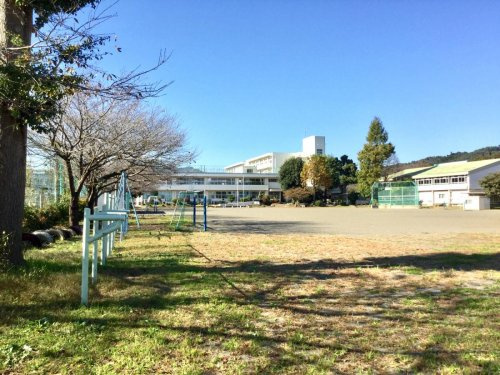 【小学校】高峰小学校まで1285ｍ