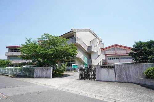 【小学校】武雄市立山内東小学校まで834ｍ