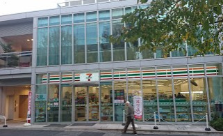 【コンビニエンスストア】セブン-イレブン六本木7丁目店まで526ｍ