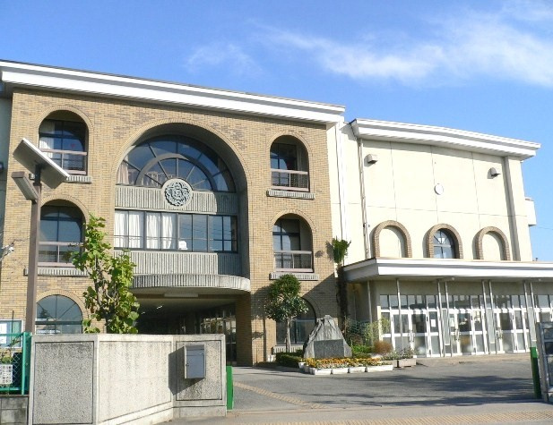 【小学校】越谷市立荻島小学校まで900ｍ