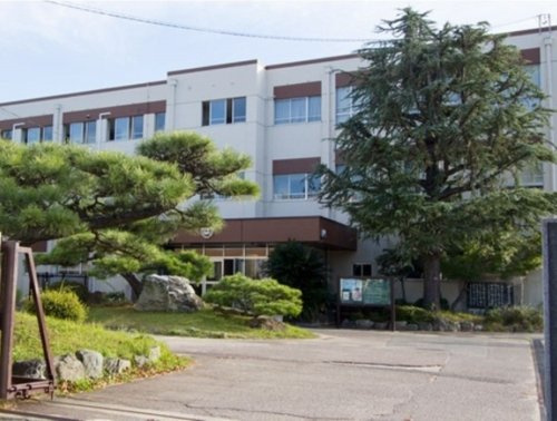 【中学校】猪高中学校まで900ｍ