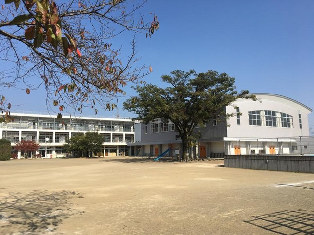 【小学校】太田市立休泊小学校 まで742ｍ