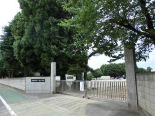 【小学校】伊勢崎市立境小学校まで570ｍ