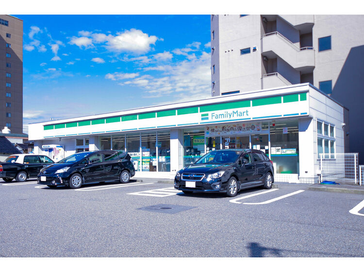 【コンビニエンスストア】ファミリーマート　金沢橋場町店まで274ｍ