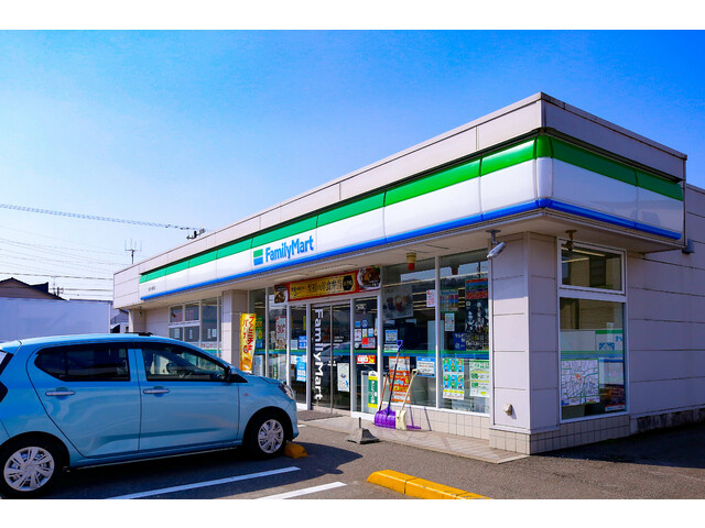【コンビニエンスストア】ファミリーマート金沢小坂町店まで912ｍ