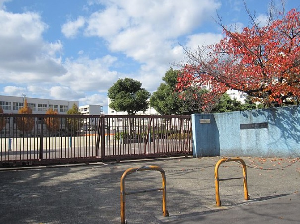 【小学校】高槻市立富田小学校まで840ｍ