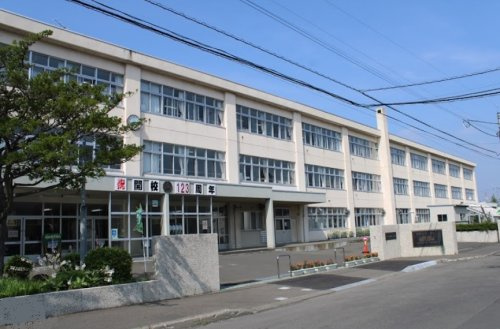 【小学校】鴻城小学校まで190ｍ