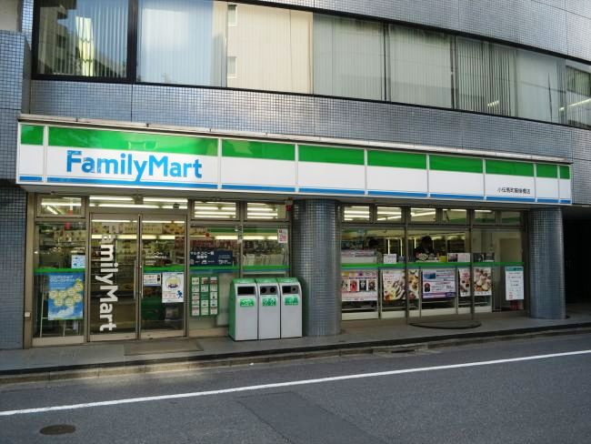 【コンビニエンスストア】ファミリーマート　小伝馬町鞍掛橋店まで325ｍ
