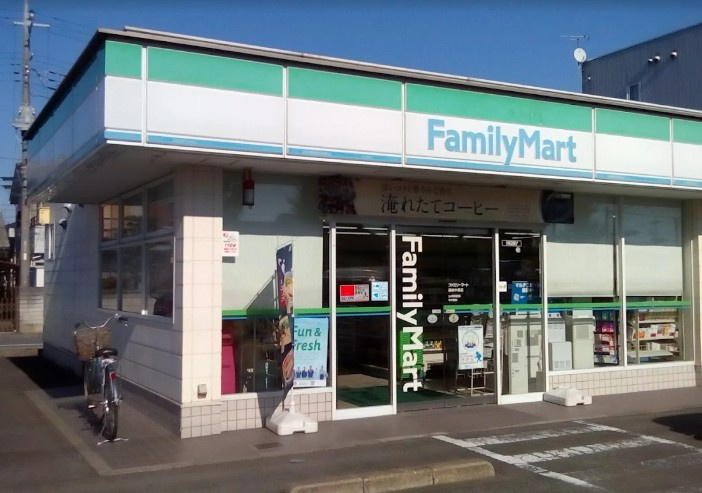 【コンビニエンスストア】ファミリーマート高崎中居町店まで329ｍ