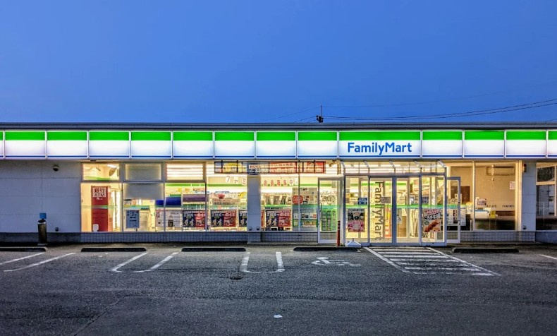 【コンビニエンスストア】ファミリーマート前橋茂木町店 まで720ｍ