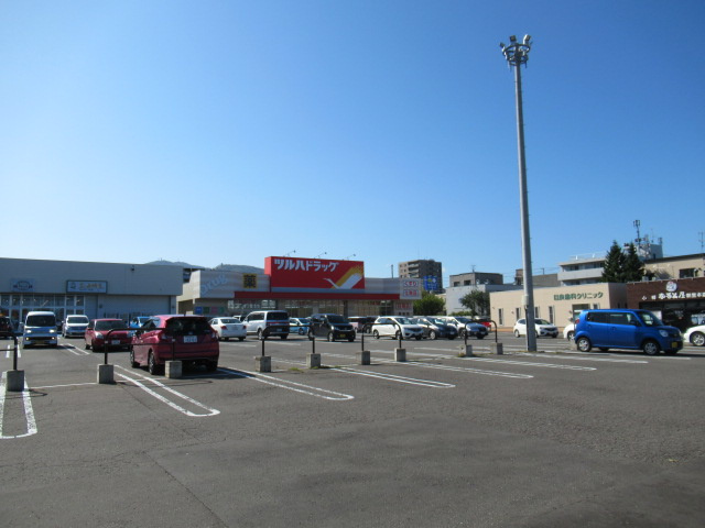 【ドラッグストア】ツルハドラッグ　朝里店まで850ｍ