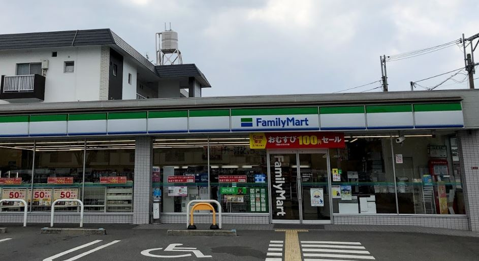 【コンビニエンスストア】ファミリーマート　楠葉中町店まで609ｍ
