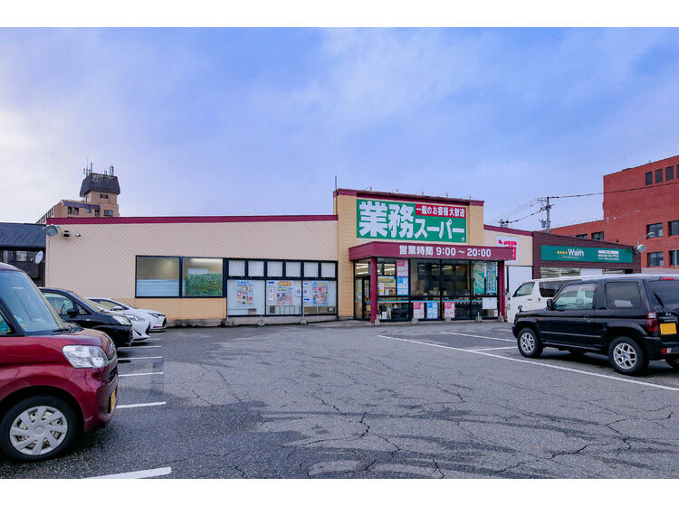 【スーパー】業務スーパー　富山堀川店まで811ｍ
