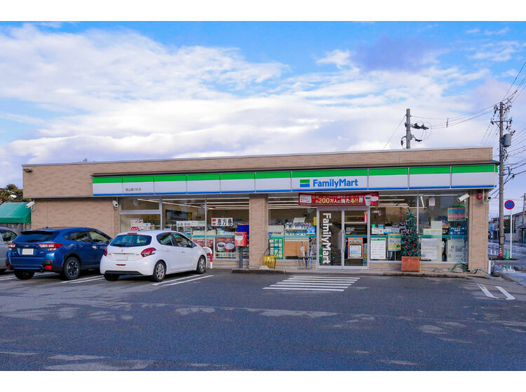 【コンビニエンスストア】ファミリーマート　富山堀川町店まで478ｍ