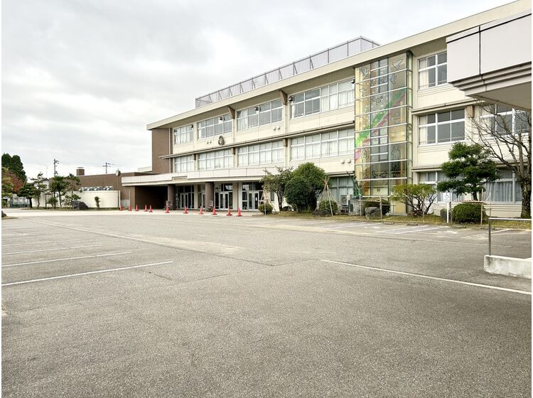 【小学校】高岡市立戸出西部小学校まで953ｍ