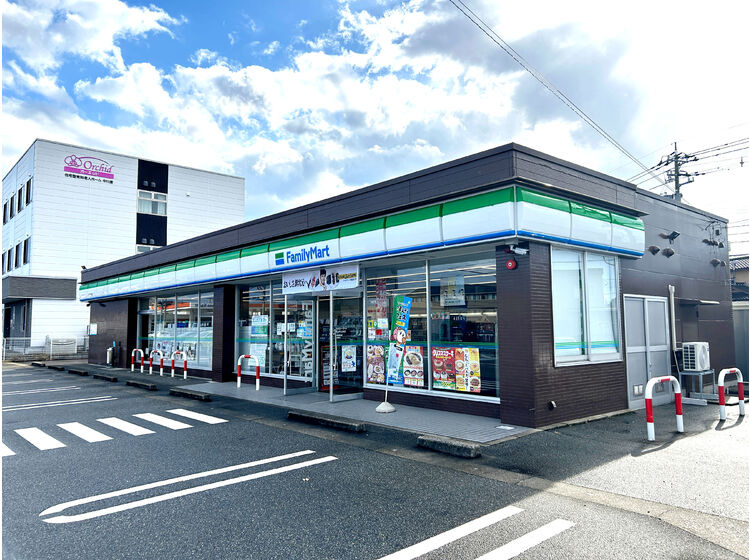 【コンビニエンスストア】ファミリーマート　富山中川原店まで386ｍ