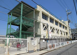 【小学校】東大阪市立枚岡西小学校まで528ｍ