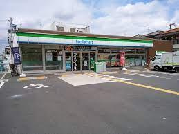 【コンビニエンスストア】ファミリーマート　東大阪南荘町店まで509ｍ